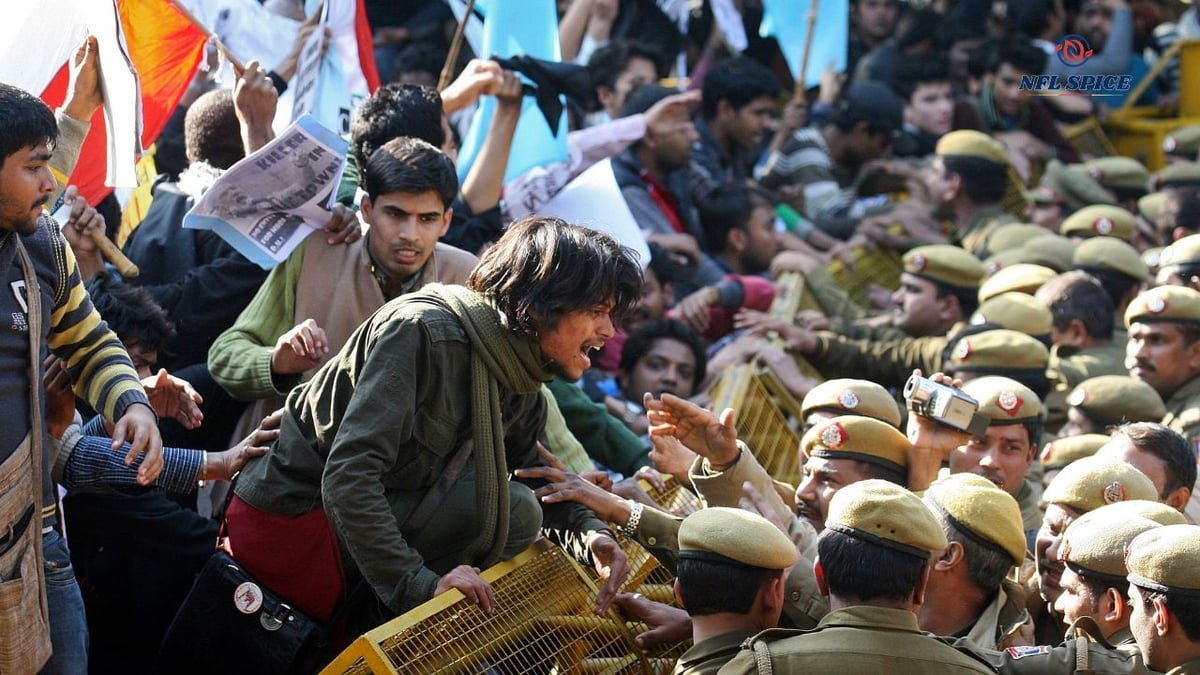 ग्राउंड रिपोर्ट: लाठियां, आंसू गैस और तीन लेयर की बैरिकेडिंग... जानें कैसे दिल्ली पुलिस ने रोका CJP का संसद मार्च