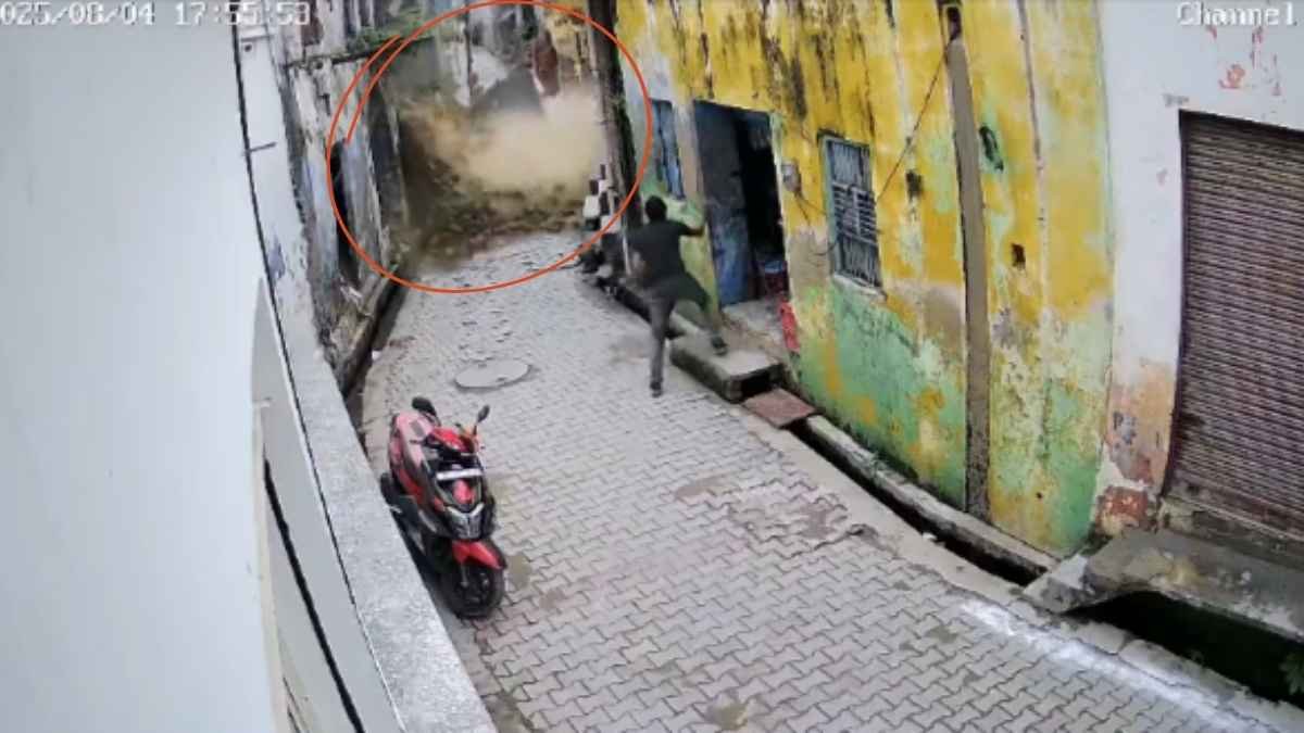 हापुड़ में सरकारी स्कूल की जर्जर इमारत ढही, बूढ़ी महिला बाल-बाल बची, घटना सीसीटीवी में कैद