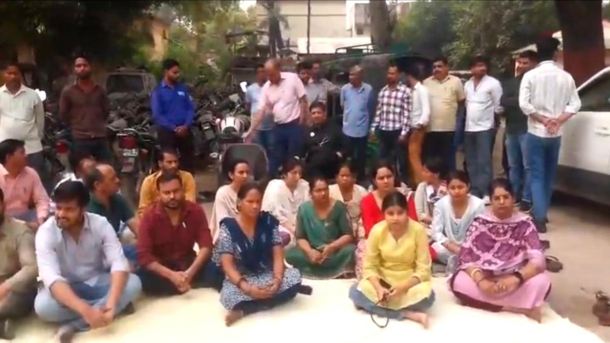 शामली: डॉक्टरों का पुलिस के खिलाफ प्रदर्शन, लगाए गंभीर आरोप