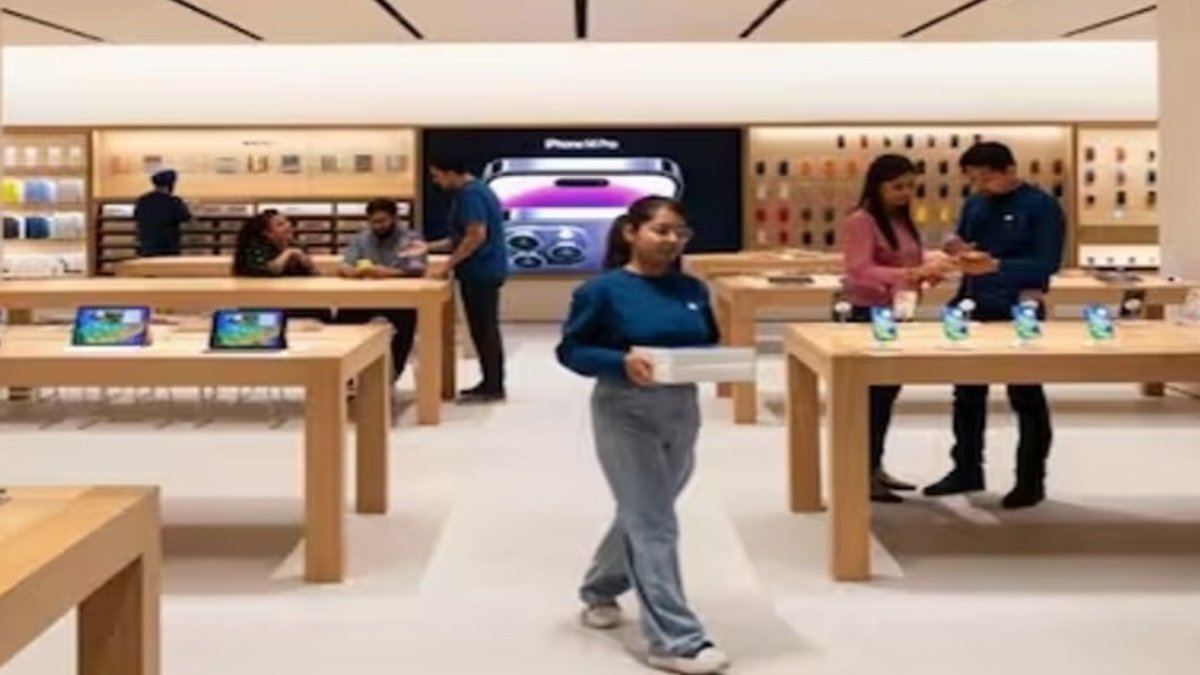 नोएडा में Apple Store लॉन्च से पहले भारी उत्साह: ग्राहकों ने कहा - पहली बार पूरा iOS इकोसिस्टम ऐसे देखा!