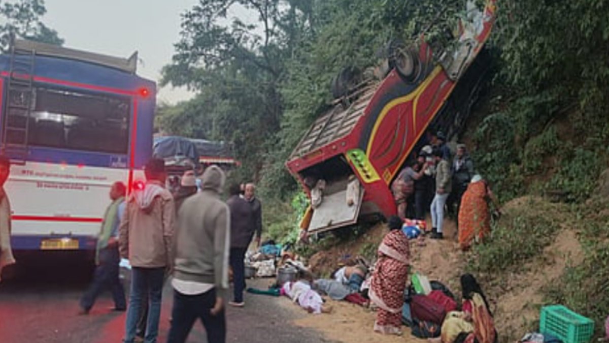 आंध्र प्रदेश में बड़ा सड़क हादसा: तीर्थयात्रियों से भरी बस खाई में गिरी, 8 की मौत – राहत कार्य तेज