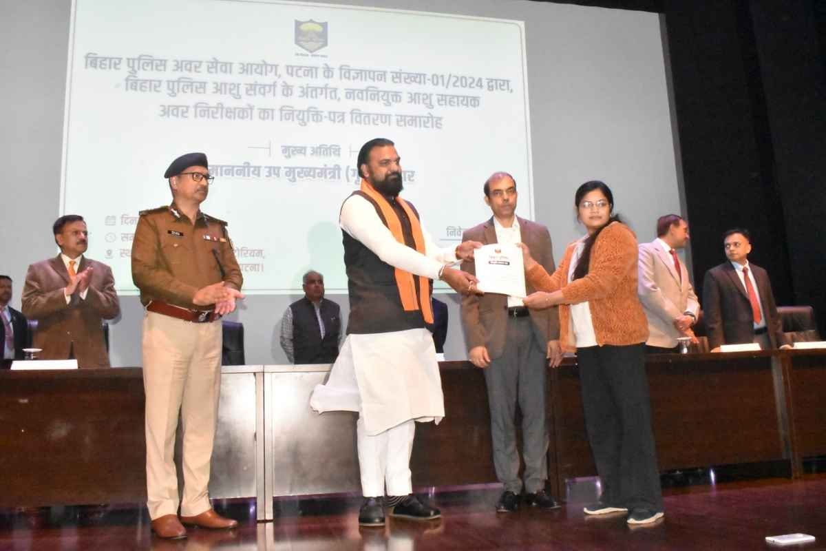 सम्राट चौधरी ने नवनियुक्त आशु सहायक अवर निरीक्षकों को बांटे नियुक्ति पत्र, कहा - बंद होगा 'गुंडा बैंक'