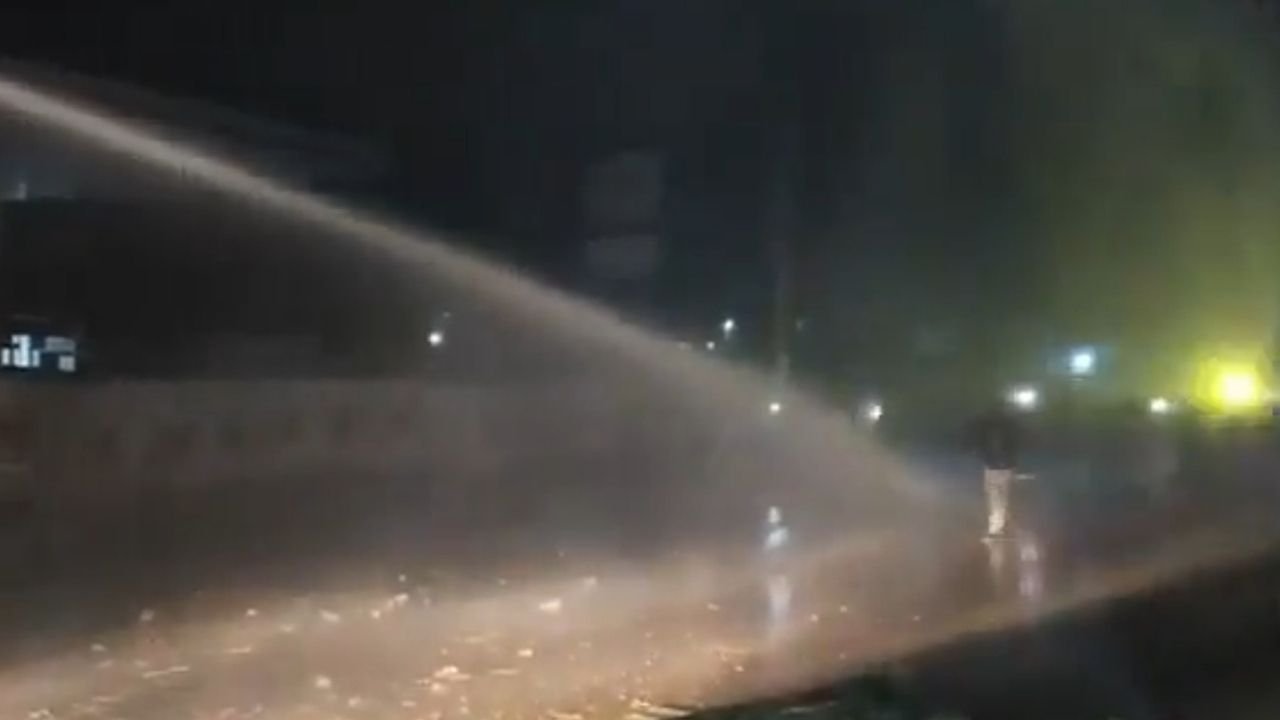 पाकिस्तान: पुलिस ने इमरान खान की बहन पर बरसाए वाटर कैनन, पीटीआई ने इसे 'संवैधानिक अधिकारों पर हमला' बताया