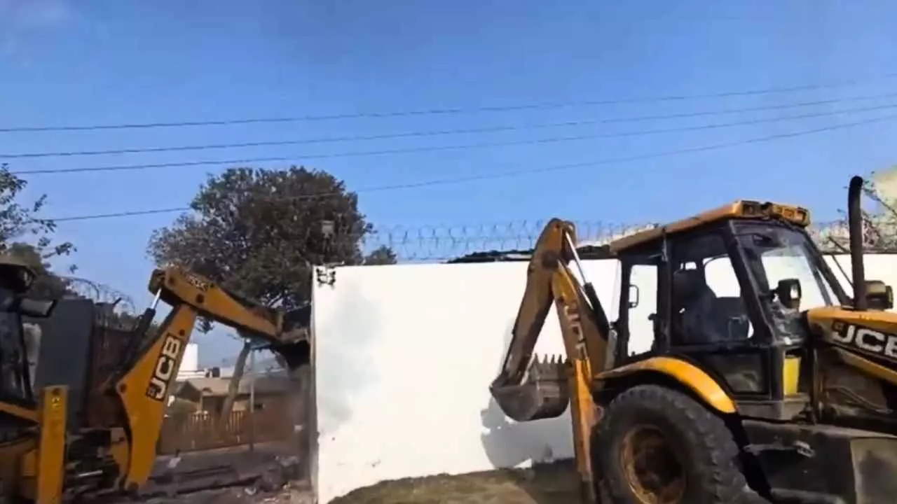 गुरुग्राम में हिस्ट्रीशीटर पर बड़ा एक्शन: अलीपुर गांव में सोनू राठी का घर ध्वस्त