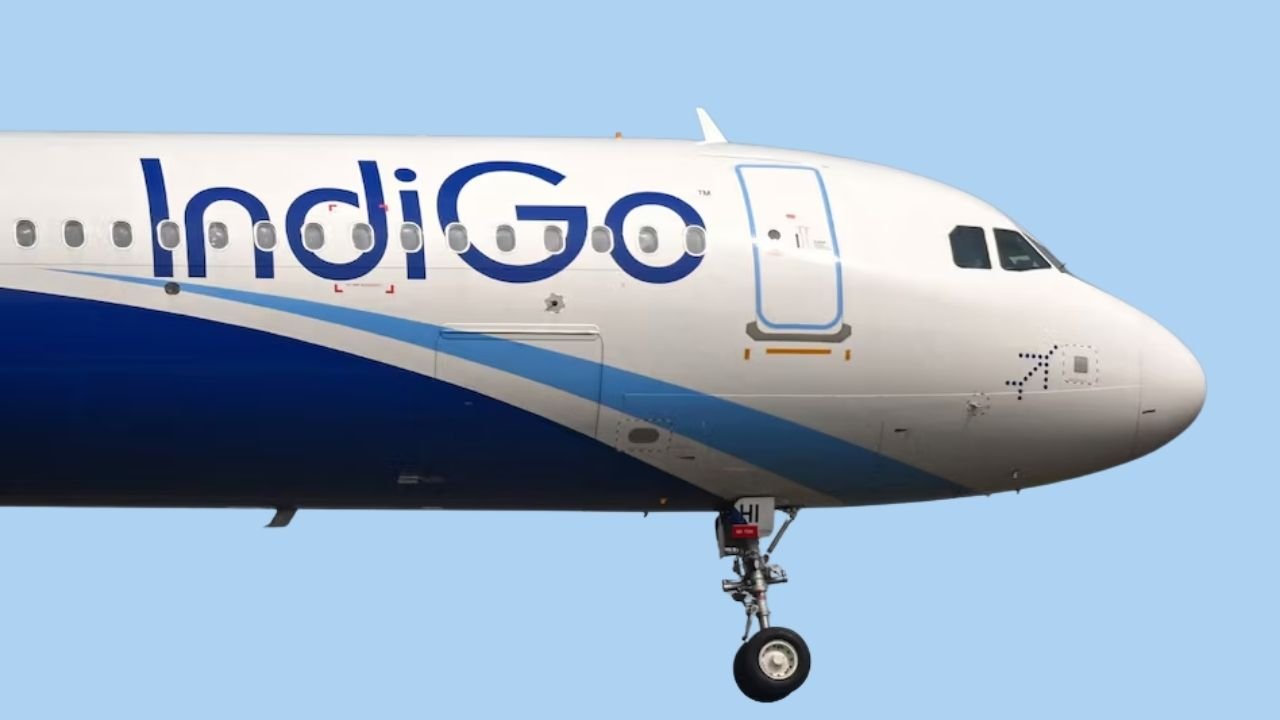पांच दिन का IndiGo संकट बेकाबू: हज़ारों यात्री फंसे, किराया ब्रेक, हाई-लेवल जांच—एविएशन सिस्टम की सबसे बड़ी परीक्षा