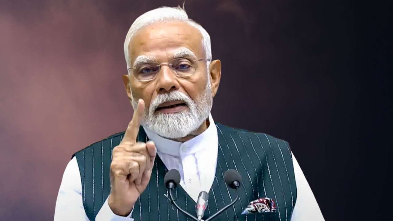 मेरठ की धरती से मोदी का महाप्रहार: 'कांग्रेस तो वैचारिक रूप से पहले ही नंगी थी, दुनिया के सामने कपड़े उतारने की क्या ज़रूरत?'