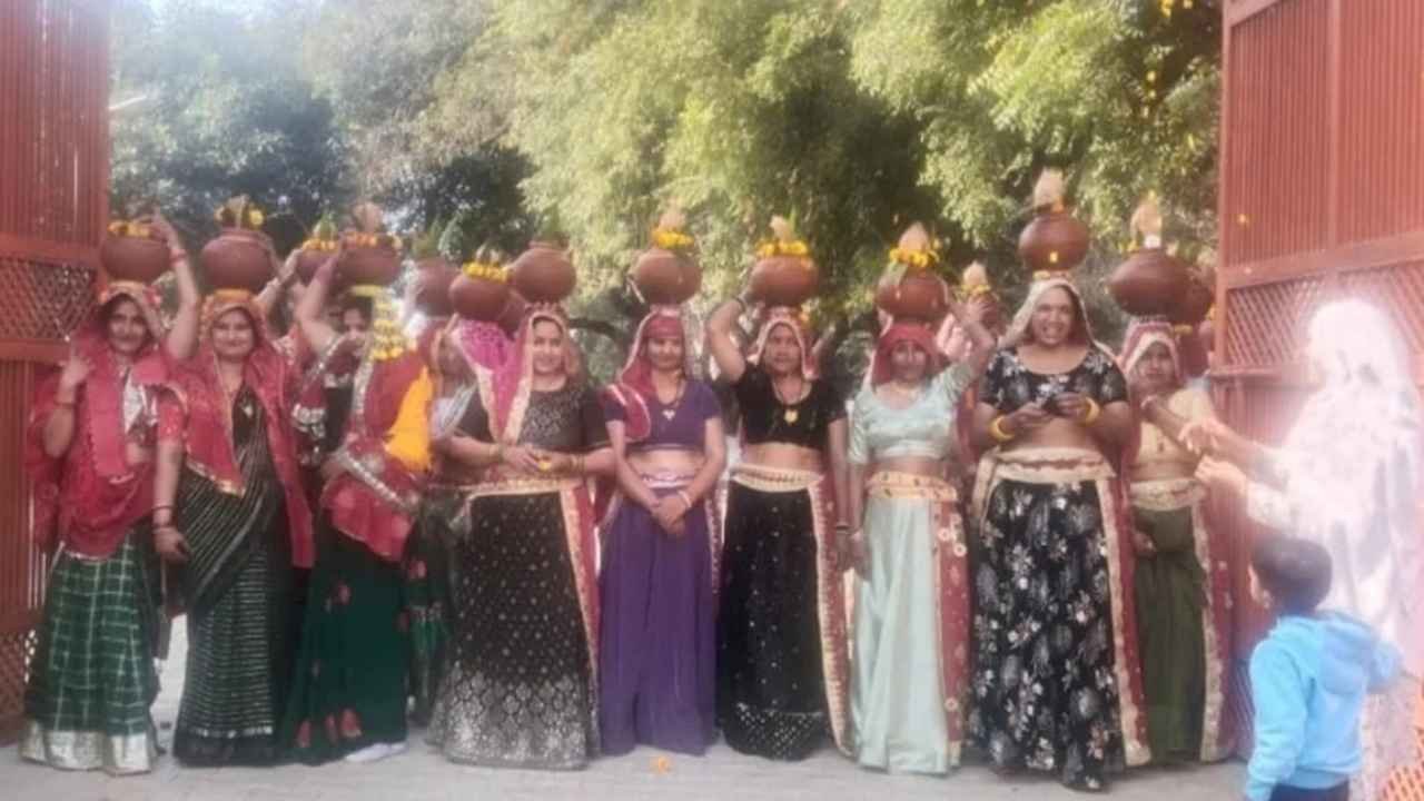 Rewari: धारूहेड़ा के डूंगरवास में गूंजे शिव के जयकारे, कलश यात्रा में उमड़ा आस्था का सैलाब; सादगी के साथ शिव परिवार की प्राण प्रतिष्ठा