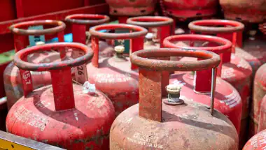LPG Price Hike March 2026: गैस सिलेंडर के दाम में फिर लगी आग, होली से पहले महंगा हुआ बाहर का खाना