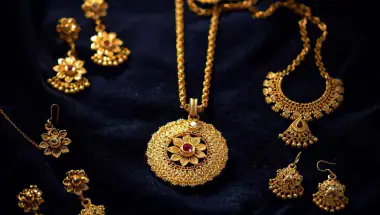Gold Price Today: सोने की कीमतों में लगी 'आग', रिकॉर्ड ऊंचाई पर पहुंचे दाम; खरीदने से पहले चेक करें आज का ताजा भाव