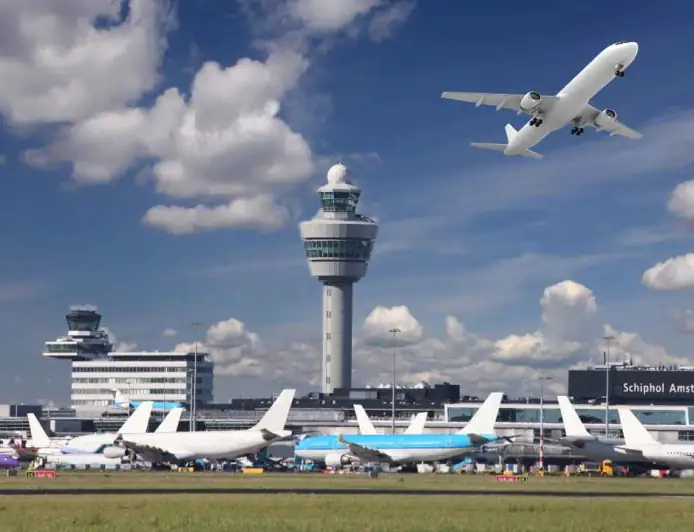 Iran-Israel War: भारत से 444 उड़ानें रद्द, एयरपोर्ट्स पर मचा हाहाकार, यात्रा से पहले चेक करें स्टेटस