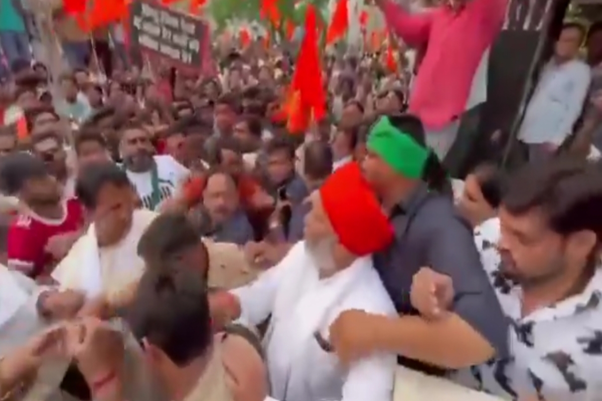 मुजफ्फरनगर में राकेश टिकैत पर हमला: पहलगाम हमले पर बयान के बाद भड़की जनता, पुलिस ने बचाया 1 20250503 073009