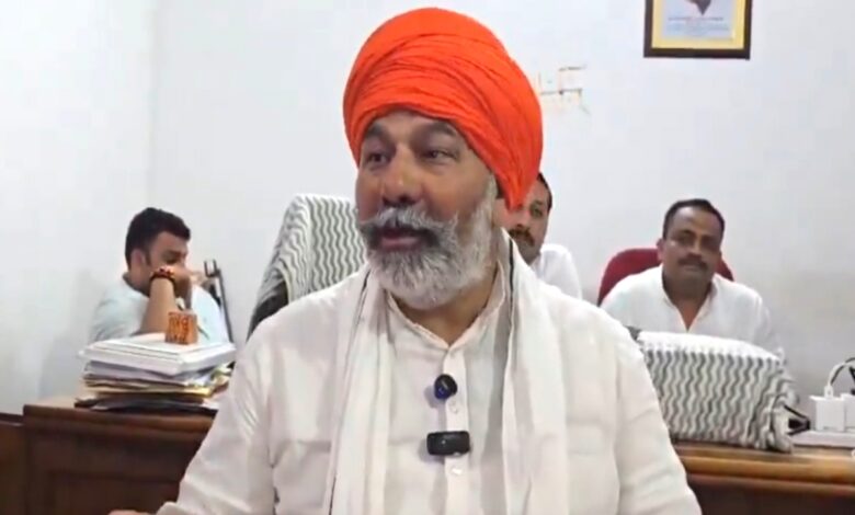 मुजफ्फरनगर में राकेश टिकैत पर हमला और पगड़ी उछालने की घटना: भड़के किसान नेता, साजिश का लगाया आरोप 1 20250503 101832