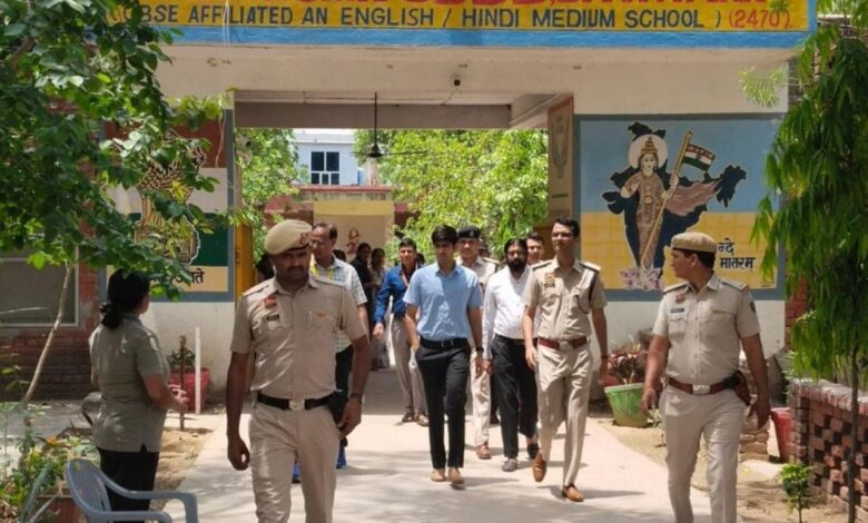 रेवाड़ी में NEET 2025 परीक्षा शांतिपूर्ण संपन्न, डीसी और एसपी ने लिया सुरक्षा व्यवस्था का जायजा 1 NEET 2025 exam concluded peacefully in Rewari, DC and SP took stock of security arrangements