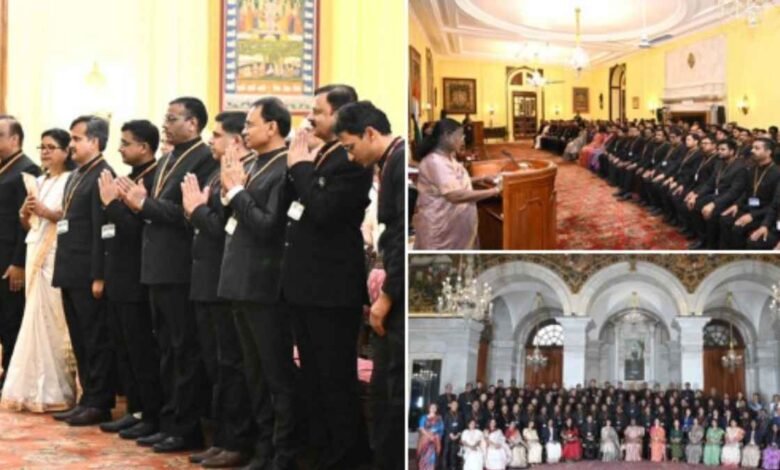 राष्ट्रपति ने प्रशासनिक सेवा अधिकारियों से कहा- कमजोर वर्गों को प्राथमिकता दें 1 President told staff service officers give permission to employees