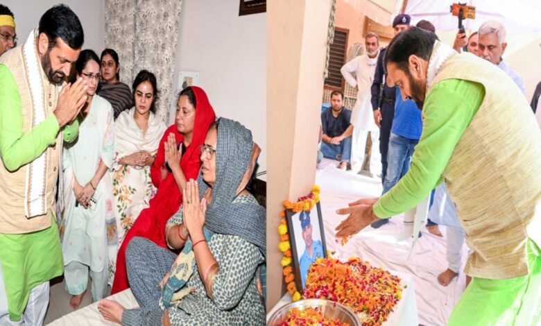 Haryana News: हरियाणा के मुख्यमंत्री नायब सिंह सैनी ने शहीद स्क्वॉर्डन लीडर लोकेंद्र सिंह को दी श्रद्धांजलि 1 Haryana news