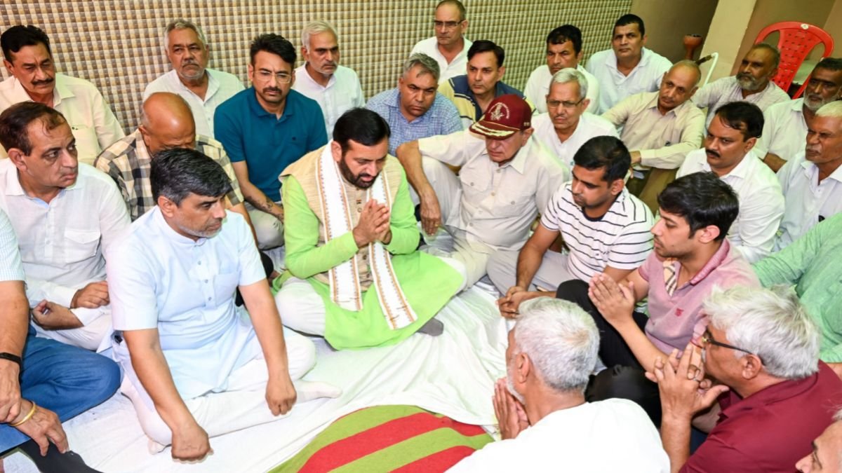 हरियाणा के मुख्यमंत्री नायब सिंह सैनी ने शहीद स्क्वॉर्डन लीडर लोकेंद्र सिंह को दी श्रद्धांजलि हरियाणा के मुख्यमंत्री नायब सिंह सैनी ने शहीद स्क्वॉर्डन लीडर लोकेंद्र सिंह को दी श्रद्धांजलि