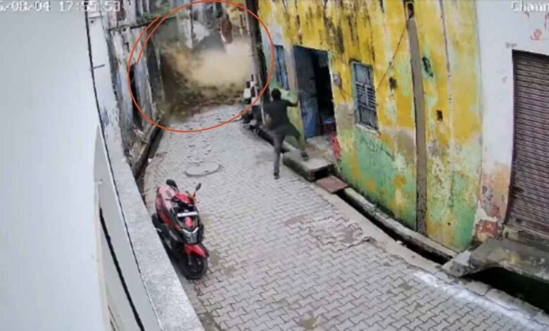 हापुड़ में सरकारी स्कूल की जर्जर इमारत ढही, बूढ़ी महिला बाल-बाल बची, घटना सीसीटीवी में कैद