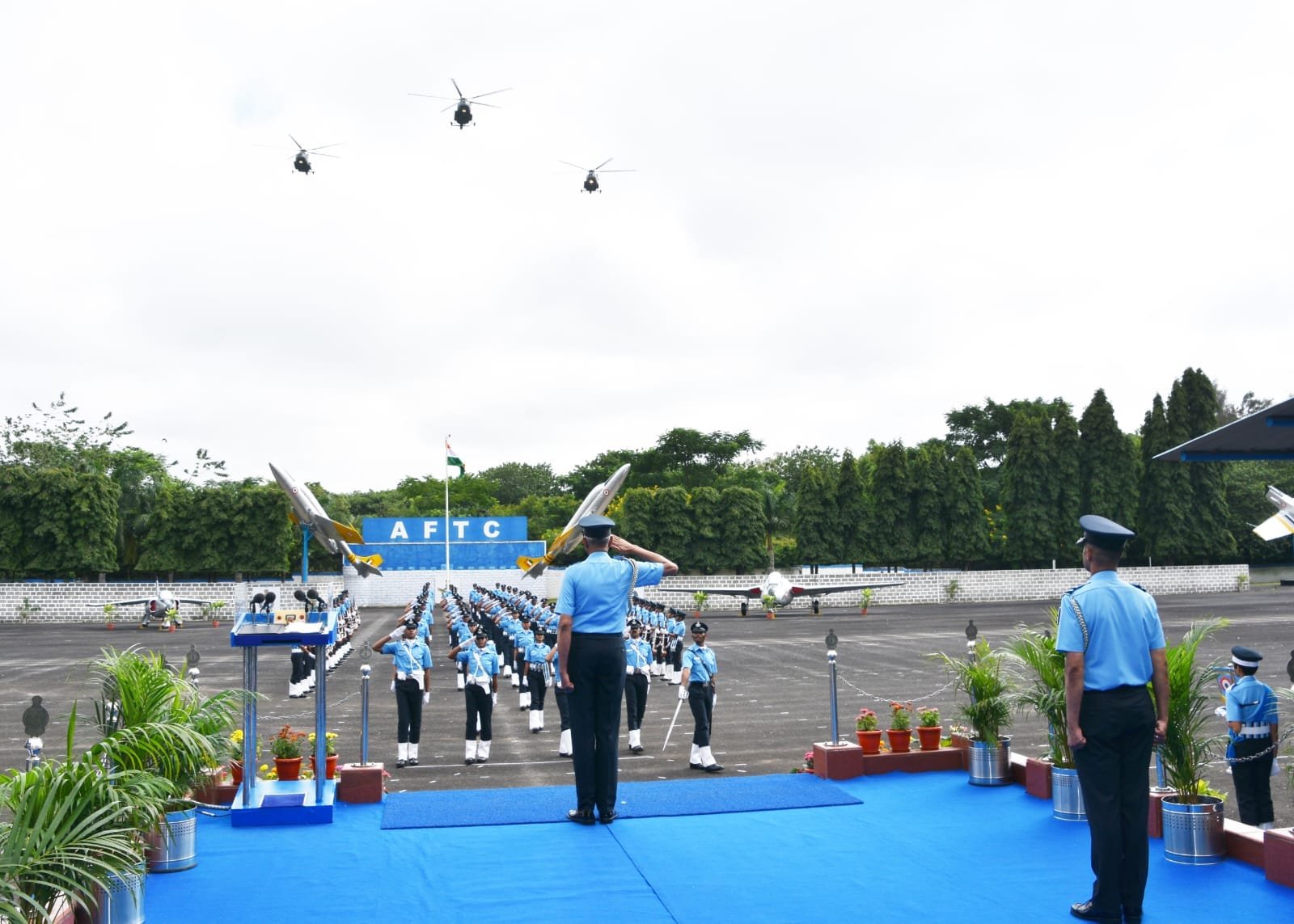 वायु मार्शल वीके गर्ग परेड की समीक्षा करते हुए