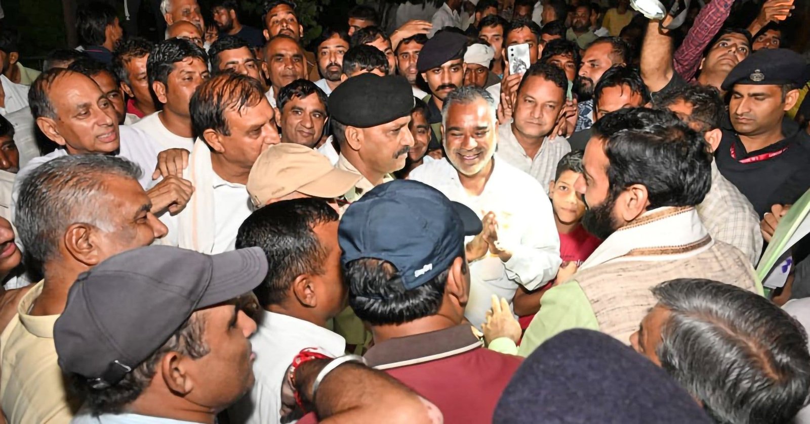 सीएम नायब सिंह सैनी बाबैन की अनाज मंडी में किसानों से बात करते हुए