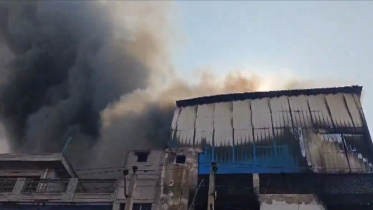 Delhi: Fire Erupts in Narela Industrial Area Cable Factory, 10 Fire Tenders on Scene