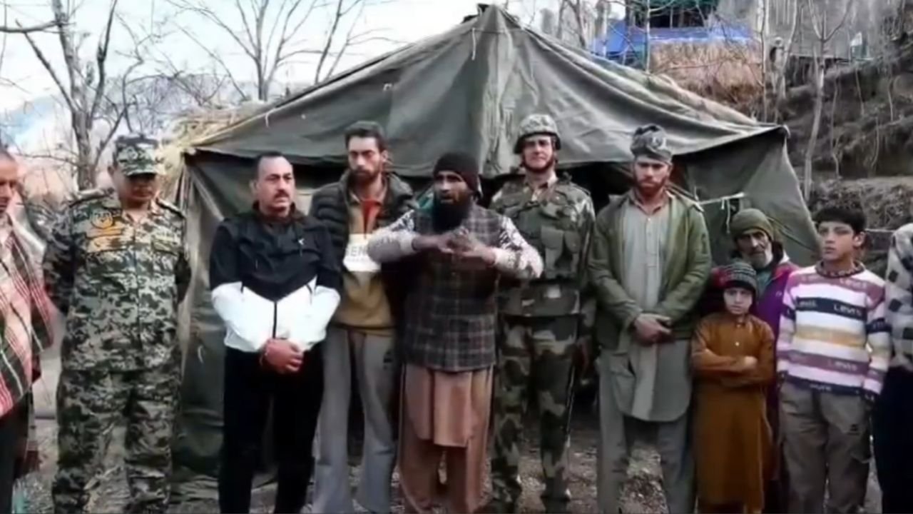 बीएसएफ ने पुंछ में आग से बेघर परिवारों को दी मदद! अस्थायी आश्रय के लिए तंबू और टार्पॉलिन मुहैया करवाये बीएसएफ ने पुंछ में आग से बेघर परिवारों को दी मदद! अस्थायी आश्रय के लिए तंबू और टार्पॉलिन मुहैया करवाये