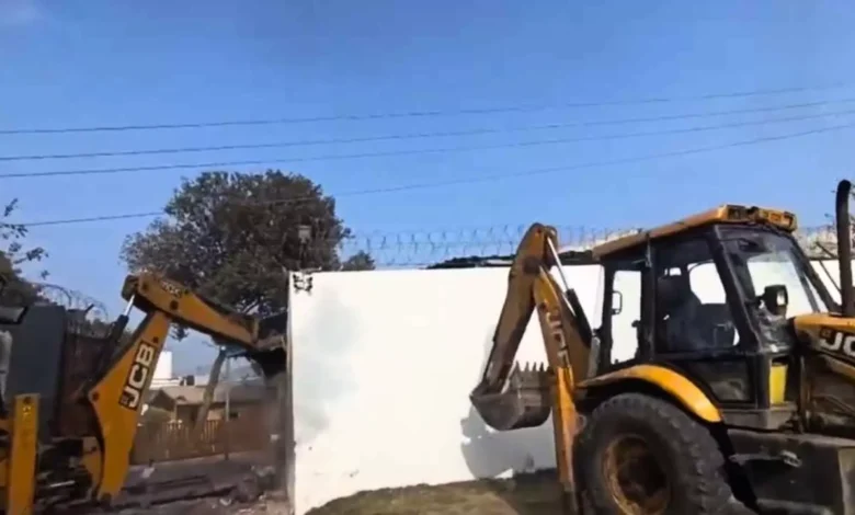 गुरुग्राम में हिस्ट्रीशीटर पर बड़ा एक्शन: अलीपुर गांव में सोनू राठी का घर ध्वस्त