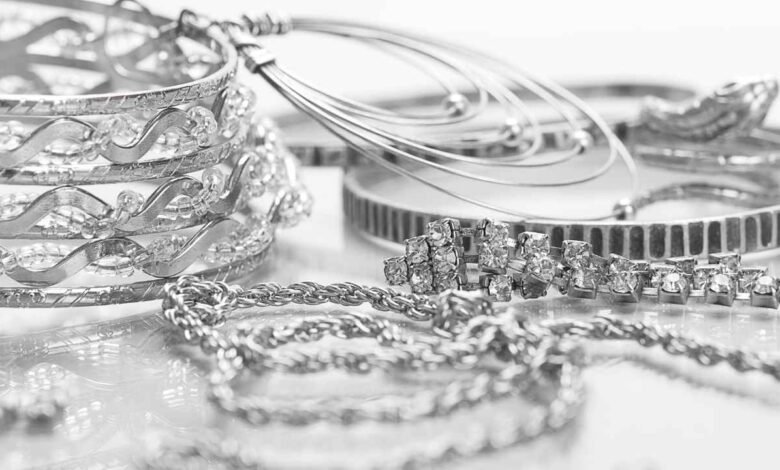 चांदी ने दिया 170% रिटर्न, 2025 में जबरदस्त तेजी, विशेषज्ञों का दावा - 2026 में छू सकती है 100 डॉलर प्रति औंस