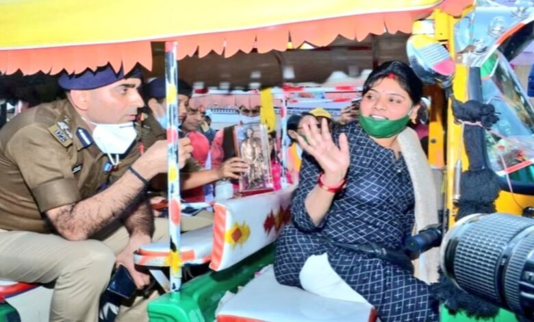 झांसी की पहली महिला ऑटो ड्राइवर अनीता चौधरी की संदिग्ध मौत: हादसा या लूट के बाद हत्या?