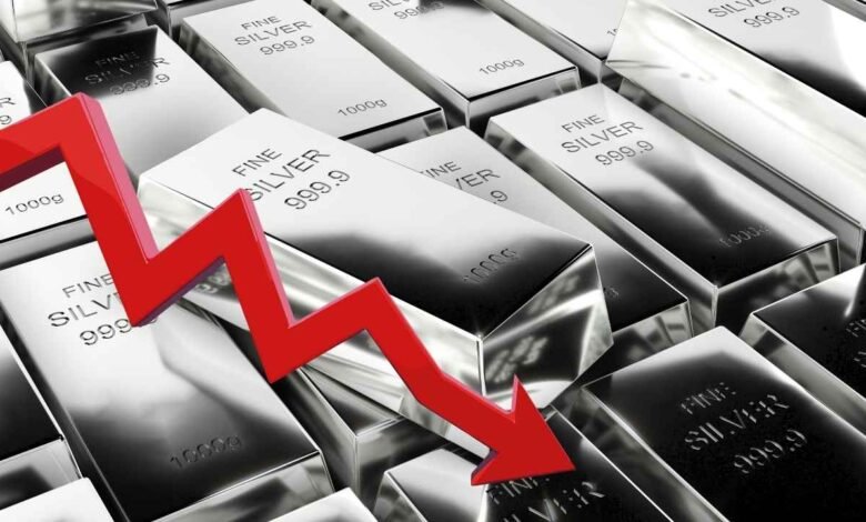 चांदी में ऐतिहासिक महा-गिरावट: ₹1 लाख प्रति किलो तक टूटे दाम, जानें क्या अब चांदी बेचना ही समझदारी है?