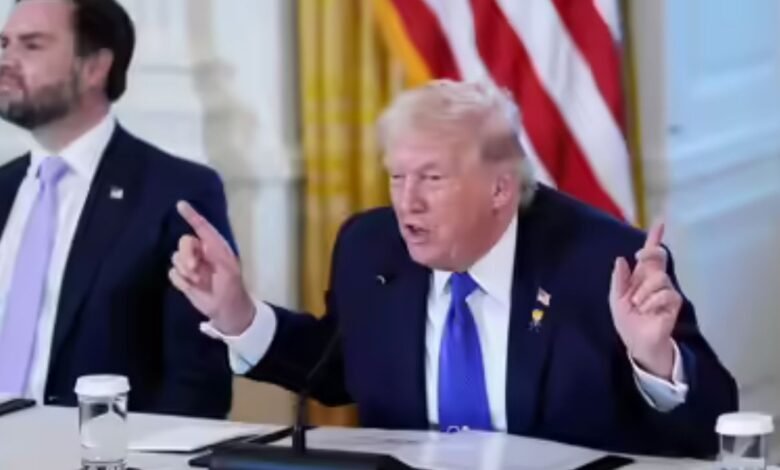 अमेरिका में क्रेडिट कार्ड वालों की चांदी, ट्रंप ने ब्याज दरों पर चलाया 'हंटर', अब 10 फीसदी से ज्यादा नहीं लगेगा चार्ज