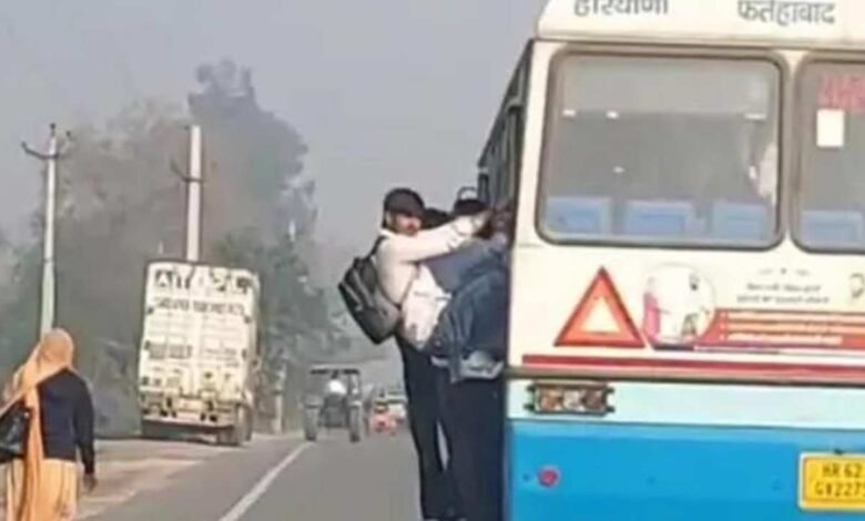 Tohana Roadway Bus Danger: टोहाना में मौत का सफर! बसों पर लटके छात्र, प्रशासन और रोडवेज में ठनी