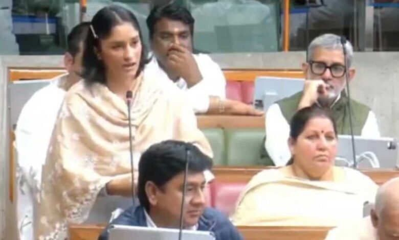 Vinesh Phogat Challenge: खेल मंत्री को विनेश फोगाट की चुनौती, कहा- तालाब तैर कर दिखाओ वरना सदन छोड़ दूंगी!