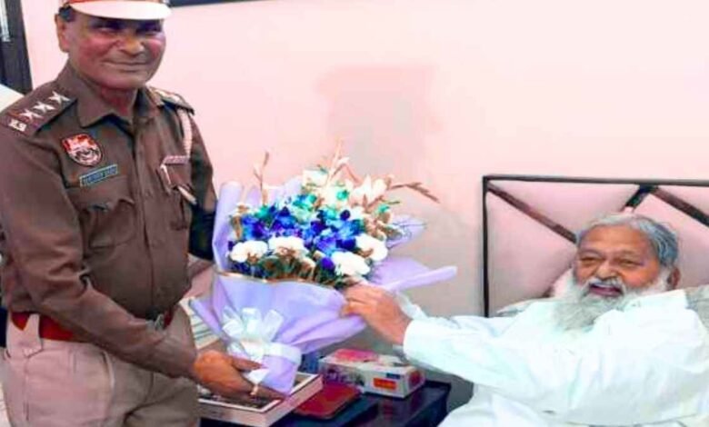 Anil Vij PSO Promotion: गब्बर के साए की तरह साथ रहने वाले सुरक्षाकर्मी को मिला बड़ा सम्मान, मंत्री अनिल विज ने खुद लगाए इंस्पेक्टर के सितारे!