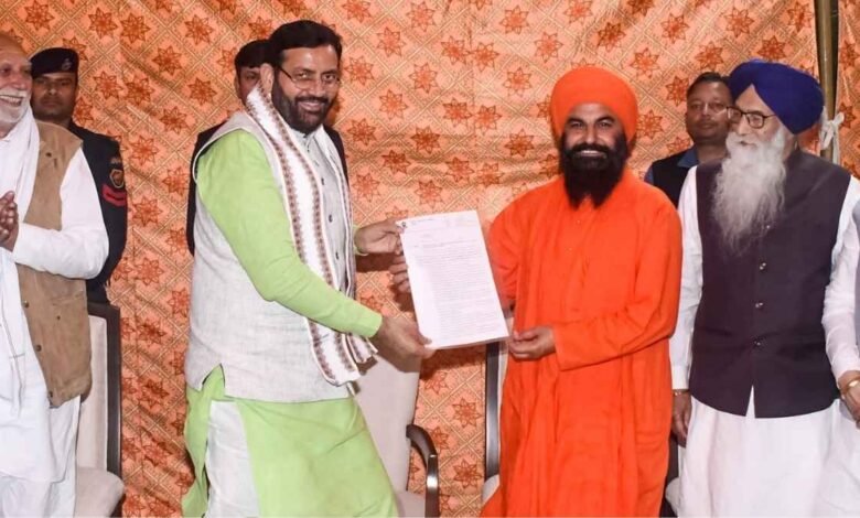 हरियाणा के 'सुपर कोच' दीपक कंबोज को CM नायब सैनी ने किया सम्मानित, इंडिया बुक ऑफ रिकॉर्ड्स में दर्ज हुआ नाम