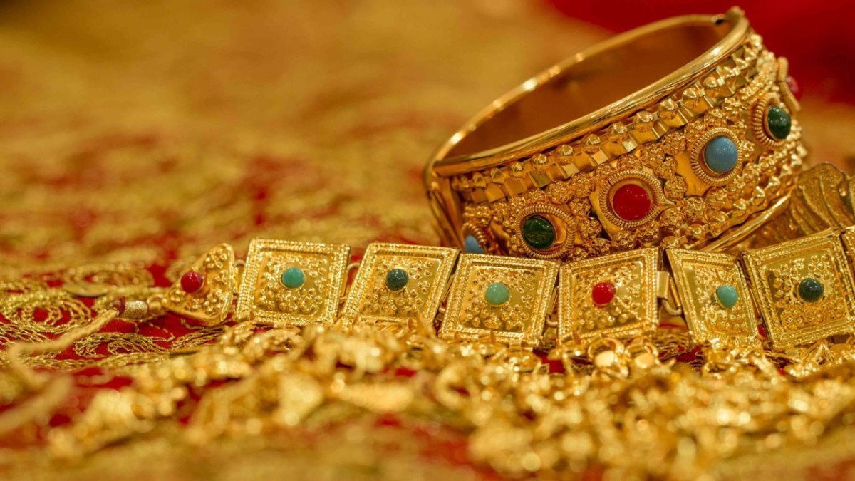 Gold Price Update: वैश्विक तनाव के बीच सोना-चांदी खरीदने वालों के लिए बड़ी खबर, कीमतों ने पकड़ी रफ्तार, फटाफट चेक करें अपने शहर का ताजा भाव